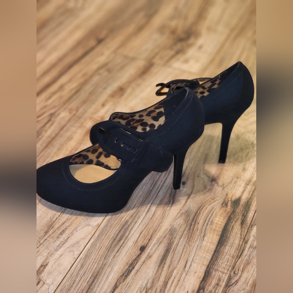 Black velvet pump